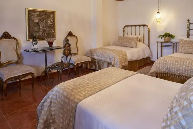 Habitación estándar con 1 cama doble y 1 cama sencilla.