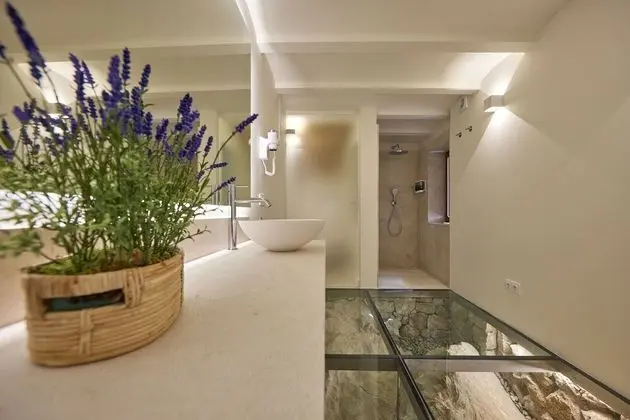 (2) Deluxe Suite with Sea View "Roca"