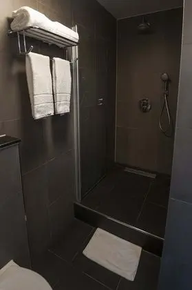 Tek Büyük Yataklı Oda, Penceresiz
