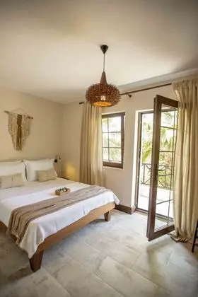 Deluxe Tek Büyük Yataklı Oda, Balkon, Bahçe Manzaralı