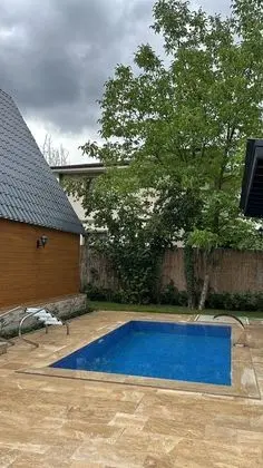 Bungalow 2+1 Oda, Havuz ve Bahçe Manzaralı, Isıtmalı Özel Havuzlu