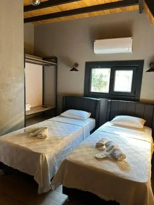 Bungalow 2+1 Oda, Havuz ve Bahçe Manzaralı, Isıtmalı Özel Havuzlu