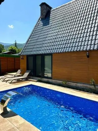 Bungalow 2+1 Oda, Havuz ve Bahçe Manzaralı, Isıtmalı Özel Havuzlu