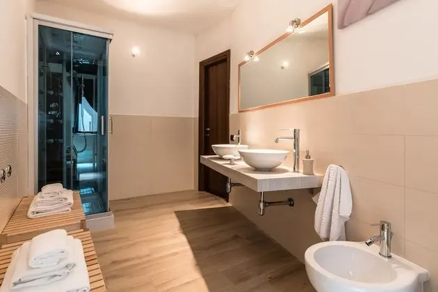 Deluxe Tek Büyük Yataklı Oda, 1 Çift Kişilik Yatak, Sıcak Su Havuzu, Şehir Manzaralı