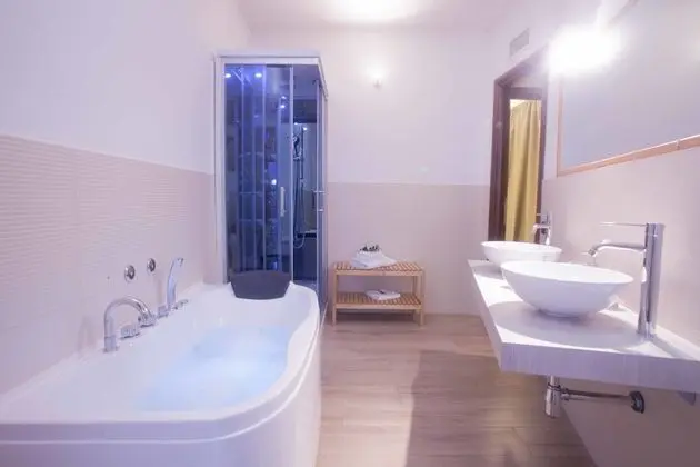 Deluxe Tek Büyük Yataklı Oda, 1 Çift Kişilik Yatak, Sıcak Su Havuzu, Şehir Manzaralı