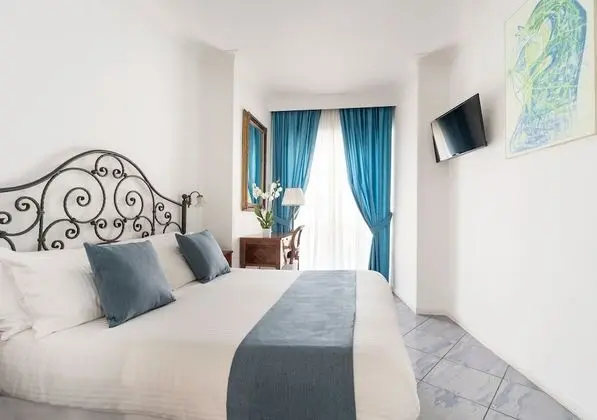 Büyük Yataklı Tek Kişilik Oda