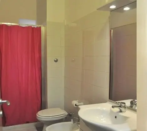 Tek Büyük veya İki Ayrı Yataklı Oda, Ortak Banyo