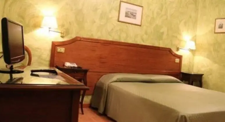 Büyük Yataklı Tek Kişilik Oda