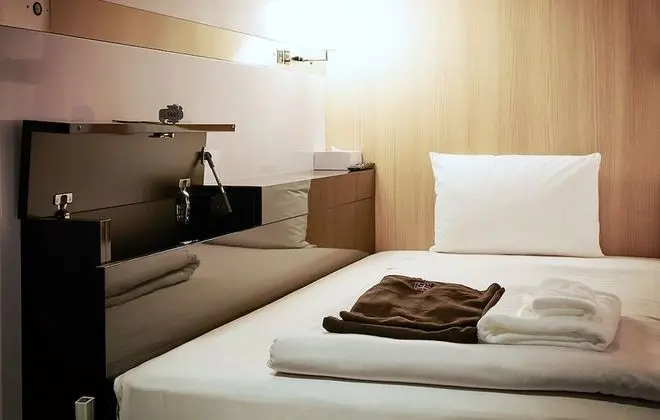 Kulübe, Sadece erkekler için, Sigara İçilmez (Business Class)