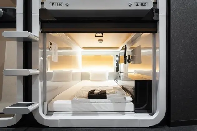 Kulübe, Sadece erkekler için (Economy Class)