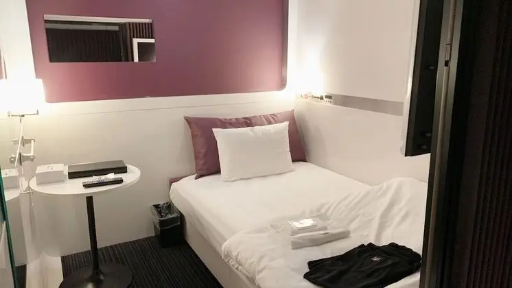 Kulübe, Sadece erkekler için, Sigara İçilmez (First Class)