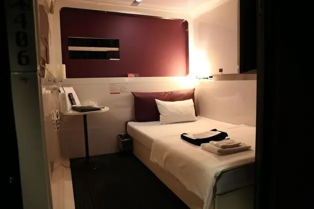 Kulübe, Sadece kadınlar için, Sigara İçilmez (First Class)