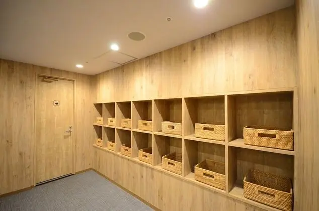 Kulübe, Sadece kadınlar için, Sigara İçilmez (First Class)