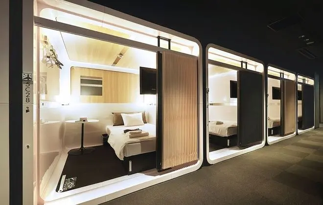 Kulübe, Sadece erkekler için, Sigara İçilmez (First class)