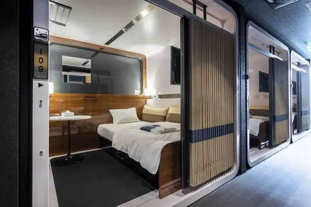 Oda, Sadece erkekler için (Capsule, First Class)
