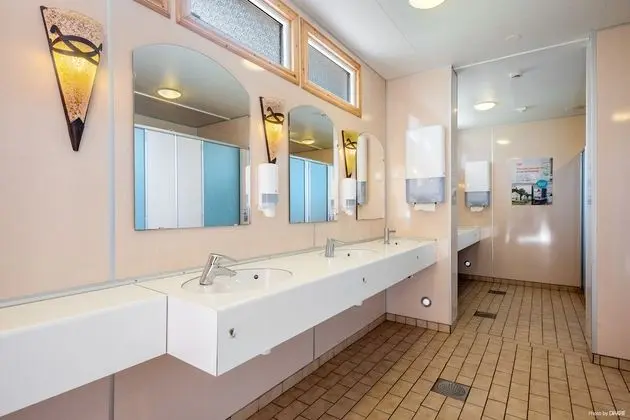 Kulübe, Ortak Banyo (Bromöbyn)