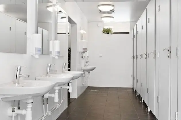 Dört Kişilik Oda, Ortak Banyo