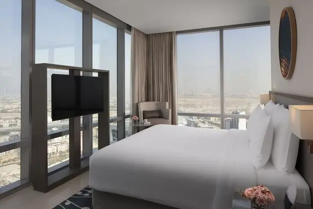 TFC Horizon Suite with Nest Lounge access(including full Breakfast, Daily Happy Hours 6:00-8:00 PM)