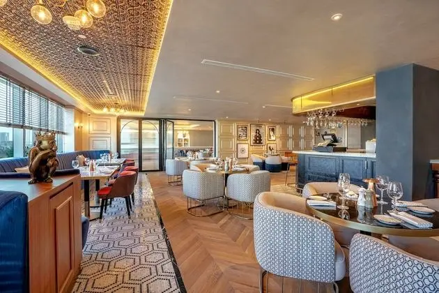 TFC Horizon Suite with Nest Lounge access(including full Breakfast, Daily Happy Hours 6:00-8:00 PM)
