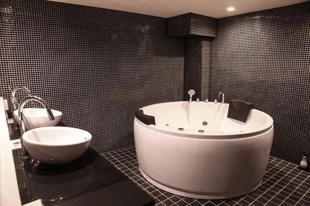 Deluxe Süit (with Jacuzzi Bath and Balcony R001)