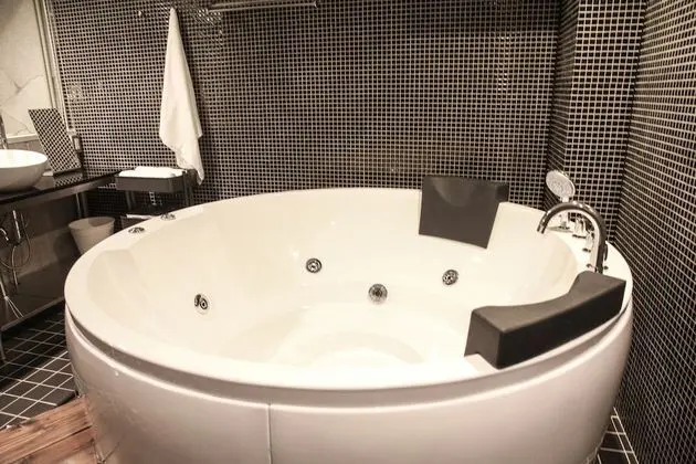 Deluxe Süit (with Jacuzzi Bath and Balcony R001)
