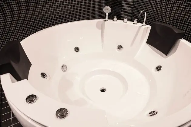 Deluxe Süit (with Jacuzzi Bath and Balcony R001)