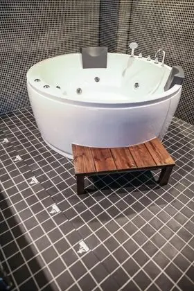 Deluxe Süit (with Jacuzzi Bath and Balcony R001)