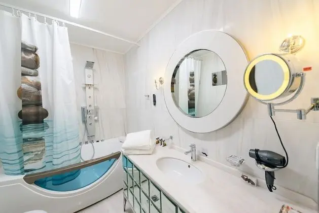 Anastasia Suite with Jetted Bathtub