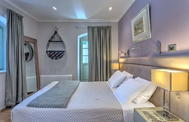 Maria - Athena Suite with Jetted Bathtub