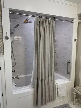 Standard Tek Büyük Yataklı Oda, Özel Banyo, Avlu Manzaralı (Sarah Suite)