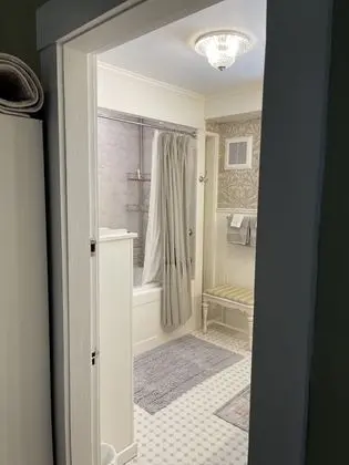 Standard Tek Büyük Yataklı Oda, Özel Banyo, Avlu Manzaralı (Sarah Suite)