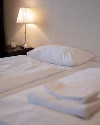 Tek Büyük veya İki Ayrı Yataklı Oda, Ortak Banyo