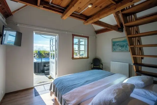 Family Room with Private Hot Tub and Sauna