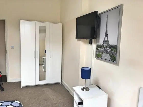 Tek Büyük Yataklı Oda (with Shared Bathroom)