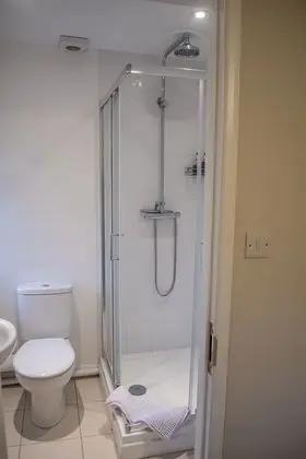 Tek Büyük Yataklı Oda, Banyolu/Duşlu (Front Room)