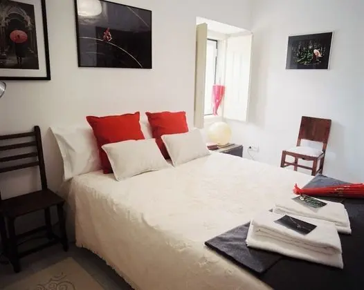 Tek Büyük Yataklı Oda, Ortak Banyo (Red Umbrella Room)