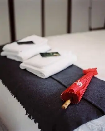 Tek Büyük Yataklı Oda, Ortak Banyo (Red Umbrella Room)