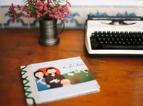 Tek Büyük Yataklı Oda, Ortak Banyo (Red Umbrella Room)