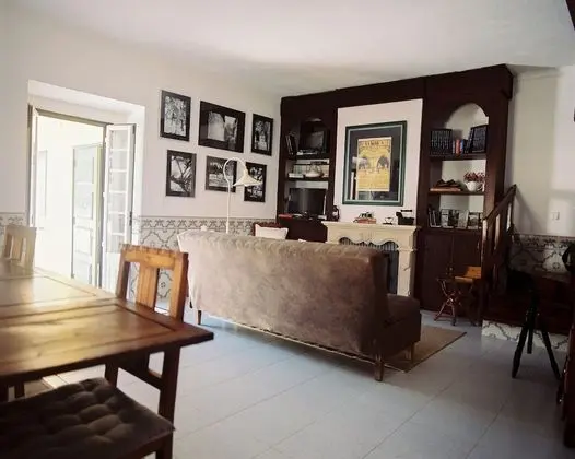 Tek Büyük Yataklı Oda, Ortak Banyo (Red Umbrella Room)