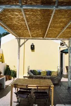 Tek Büyük Yataklı Oda, Ortak Banyo (Red Umbrella Room)