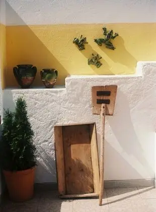 Tek Büyük Yataklı Oda, Ortak Banyo (Red Umbrella Room)