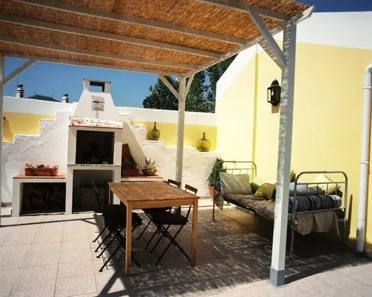 Tek Büyük Yataklı Oda, Ortak Banyo (Red Umbrella Room)