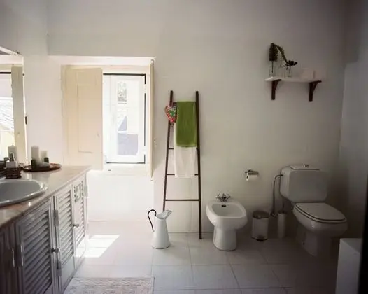 Tek Büyük Yataklı Oda, Ortak Banyo (Red Umbrella Room)