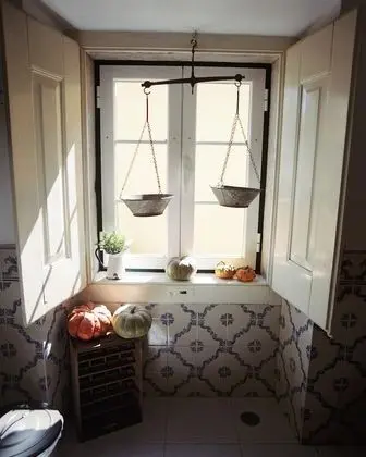 Tek Büyük Yataklı Oda, Ortak Banyo (Red Umbrella Room)