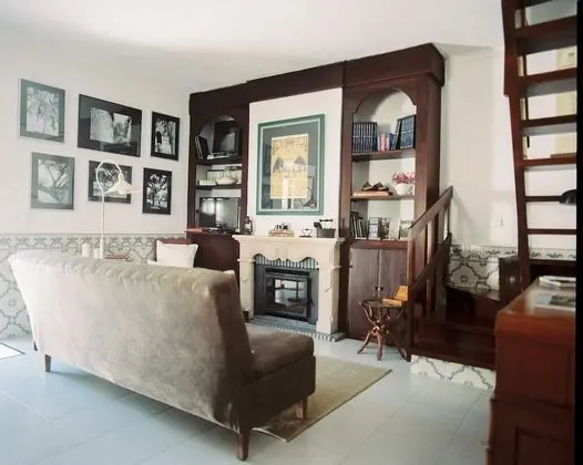 Tek Büyük Yataklı Oda, Ortak Banyo (Red Umbrella Room)