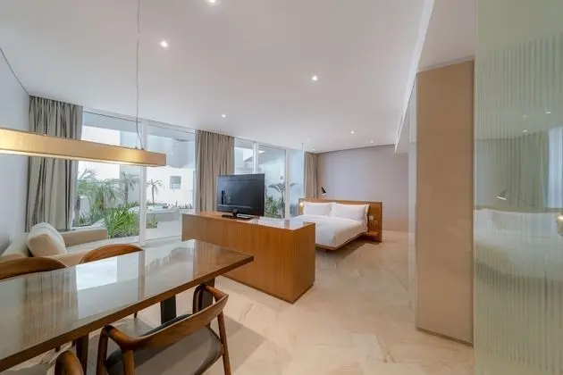 Master Suite (Jacuzzi)