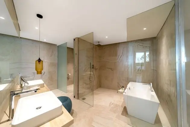 Master Suite (Jacuzzi)