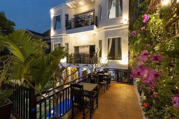Deluxe Tek Büyük Yataklı Oda, Havuz Manzaralı