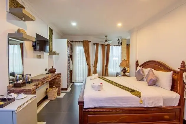 Deluxe Tek Büyük Yataklı Oda, Havuz Manzaralı