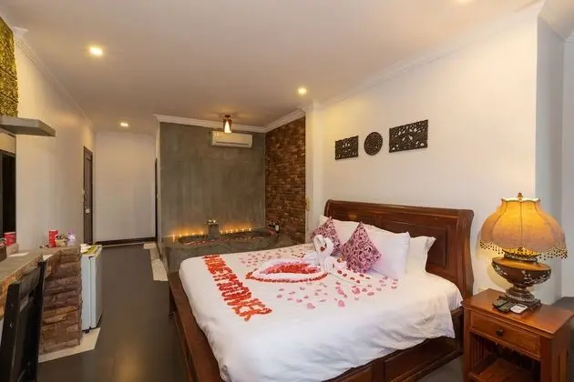 Deluxe Tek Büyük Yataklı Oda, Havuz Manzaralı